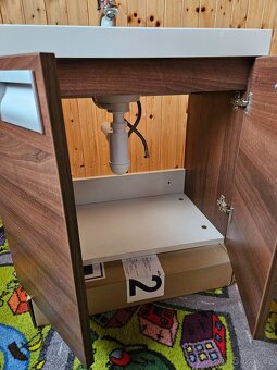 Koupelnová skříň s umyvadlem. - 3