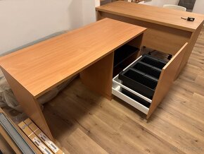 Pracovní stůl s vestavěným výsuvným košem - 3
