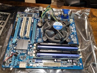 PC díly - vniřek starého PC - 3