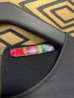Decentní černé šaty Desigual velikost S - 3