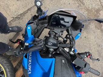 Suzuki GSX 8R, 61kw rv:2024/9 najeto:12tis havarované - 3
