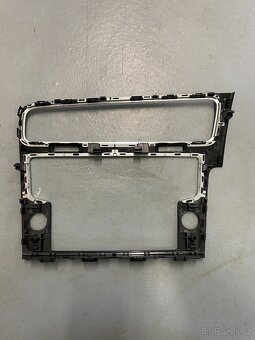 Rámeček displeje 8" Golf 7/7.5 - 3
