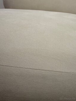 Designová 2místná pohovka – téměř nová - 3