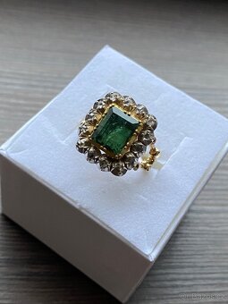 Zlatý prsten se smaragdem a diamantovými routy - 3