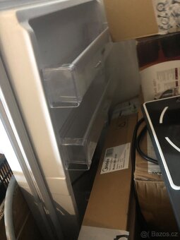 Šuplíky, poličky, skla, těsnění - 3