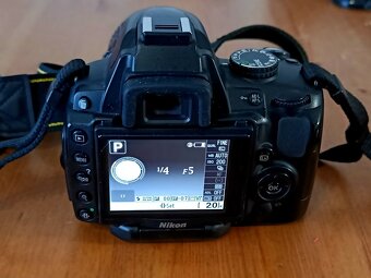 NIKON D5000 - baterie, nabíječka, popruh a objektiv - 3