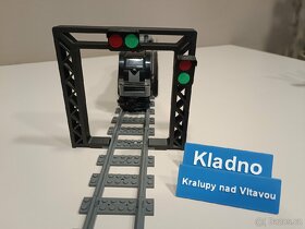 Unikátní železniční průjezd, kompatibilní s LEGO kolejemi.
 - 3