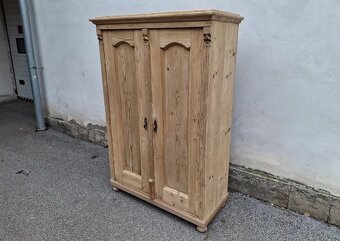 STAROŽITNÁ ŠATNÍ OZDOBNÁ ŠATNÍ SKŘÍN PO RENOVACI - 3