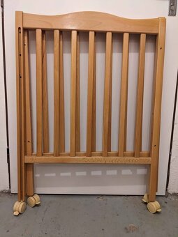 Dětská dřevěná postýlka s matrací - 3