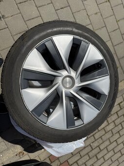Sada 19″ kol Gemini a zimních pneumatik - Tesla Y - 3