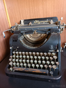 Starý Psací stroj a starý počítač - 3