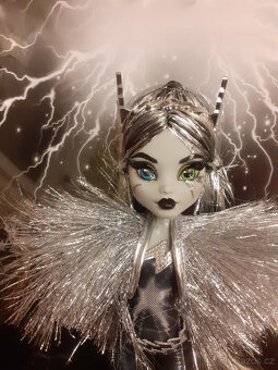 Monster High SDCC 2022 Voltageous Frankie Stein - 3