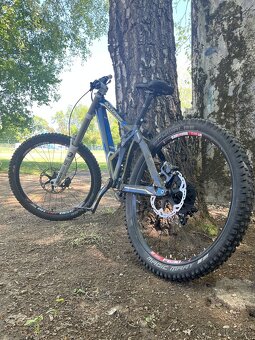 Celoodpružené custom downhill kolo značky Mondraker - 3