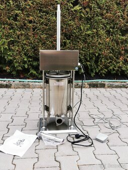 Elektrická narážečka. Plnička klobás 10l / 15l nová. - 3