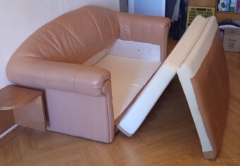 Prodáme 2 kožené rozkládací sedačky bez úložného prostoru. - 3