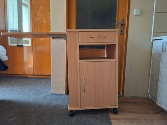 jnoční stolek s výklopnou jídelní deskou - 3