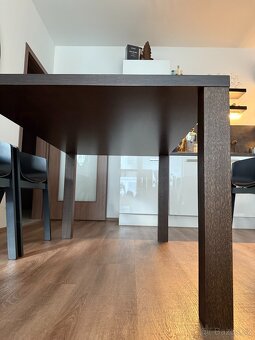 Masivní jídelní stůl 140x90, dýha tmavá - 3