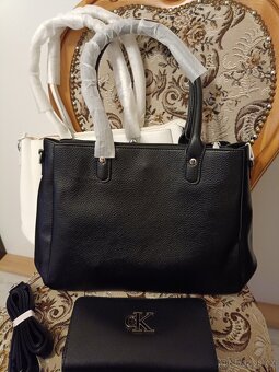 Kabelka Calvin Klein s peněženkou a popruhem. - 3