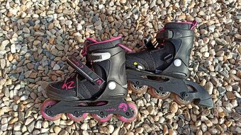 Dětské helmy cca do 10 let a brusle nastavitelné - 3