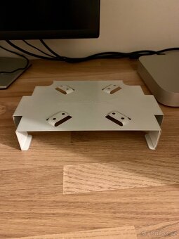Mac Mini M2, 8GB, 256 GB disk + držák na stěnu nebo pod stůl - 3