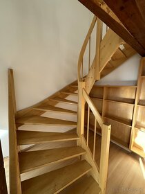Interérové dřevěné schodiště se zábradlím na galerii - 3