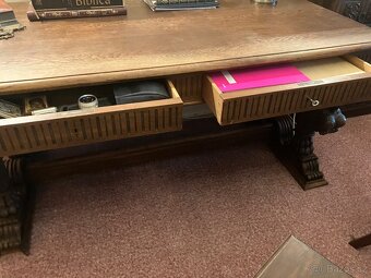 Starozitny psací stůl s zidli. - 3