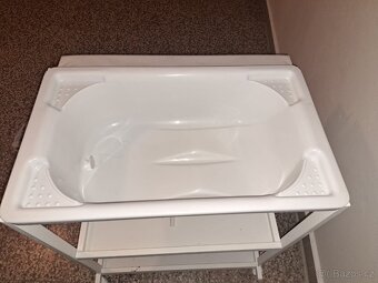 Vanička a přebalovací pult - 3