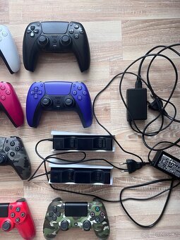Sbírka ovladačů Dualsense PS5 i nabíječka a DualShock 4 V2 - 3