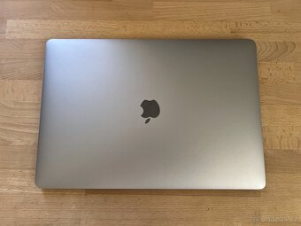 MacBook Pro 2017 - 15" Radeon Pro 560 4GB +  Adaptér - 3