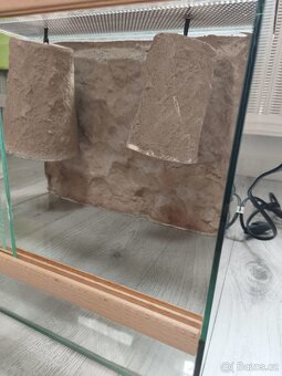 Suchozemské terárium s osvětlením, kabely a dřevem - 3