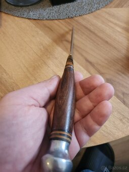 NŮŽ - 3