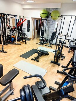 Posilovací přístroje a fitness vybavení soukromého studia - 3