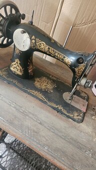 Starý šicí stroj na litinových nohách - 3