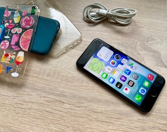 Apple iPhone SE 2 64gb černý- pěkný stav, kryty, IOS 26 - 3