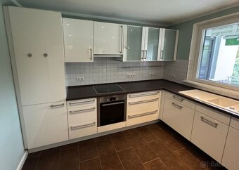 Světlá moderní kuchyně FATIMA s tmavou deskou - 3