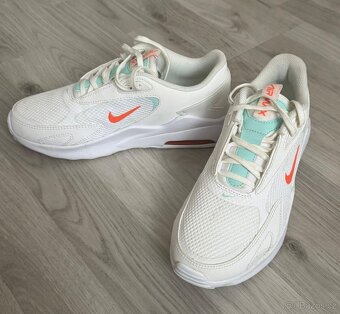 Dámské boty Nike Air Max Bolt v bílé barvě - 3