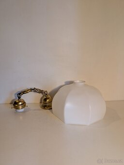 pěkný mosazný starý lustr, dobové bílé stínidlo - 3