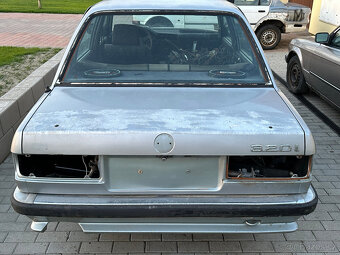 BMW 325E E30 sedan nahradni dily s celeho vozu - 3