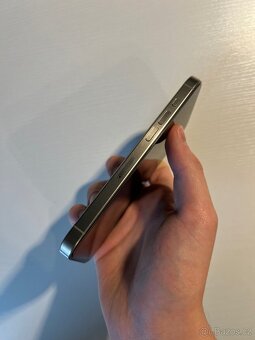 iPhone 15 Pro, baterie 100% - 3