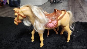 Kůň s hříbětem Barbie - 3