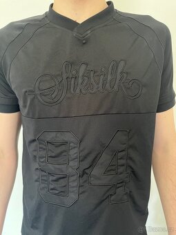 Stylové černé tričko ve sportovním stylu od značky SikSilk - 3