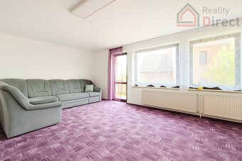 Prostorný rodinný dům 5+1 se zahradou, terasou a bazénem – D - 3