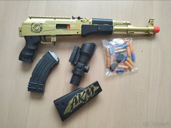 Prodám dětský samopal AKM, zlatý, černý - 3