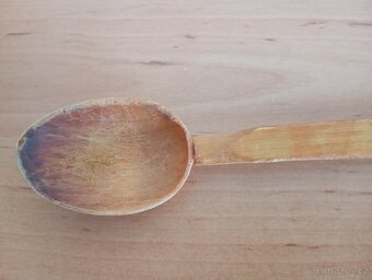 Stará ručně vyřezávaná dřevěná dlouhá lžíce - 3