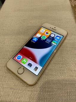 Apple iPhone SE (2016) - 3