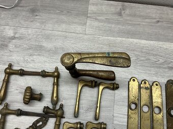 Mosazné kovani a kliky - 3