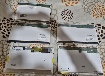 Funkční LCD displaye do starších Notebooků. 400kč za vše. - 3