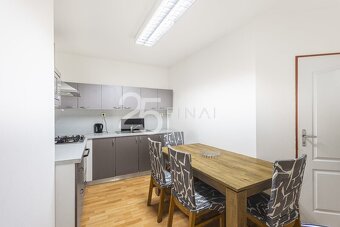 Prodej prostorného bytu o dispozici 3+1, Komenské náměstí, M - 3