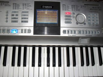Yamaha Portable Grand DGX 305 (rozsah 6,5 oktávy) - 3
