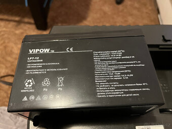 Záložní zdroj APC Black UPS ES-700 - 3
